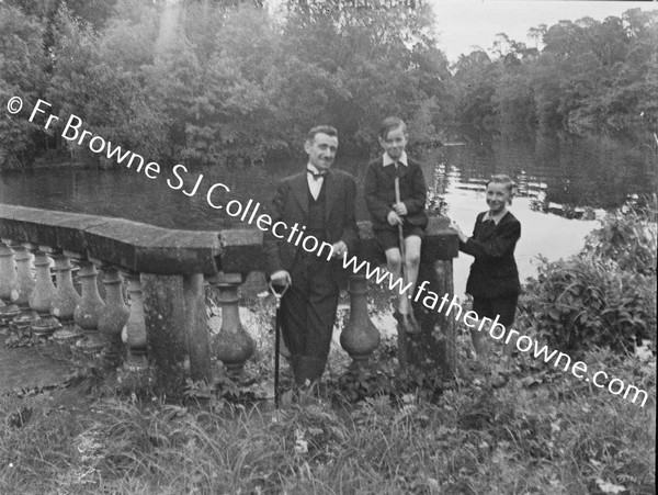 BOWGRO FAMILY WITH DERMOT & IGNATIUS IN EMO WOODS